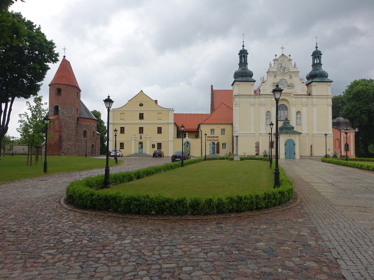 Strzelno / Strelno, Dreifaltigkeits- und Marienkirche, erbaut ab 1216, Barockfassade 18. Jahrhundert (12.06.2021)