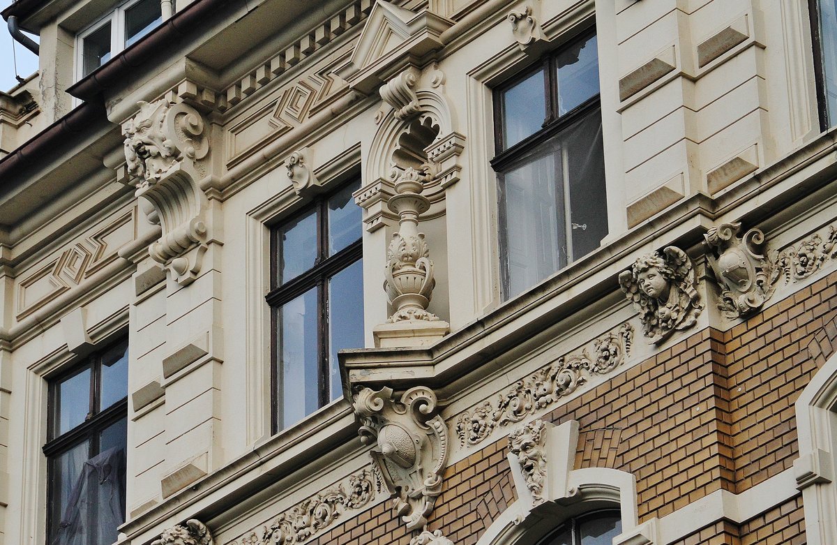 Stuck-Ornamente an alten Grnderzeit Fassaden in der Simonstrae am Arrenberg. Aufnahmedatum: 09.04.2019
