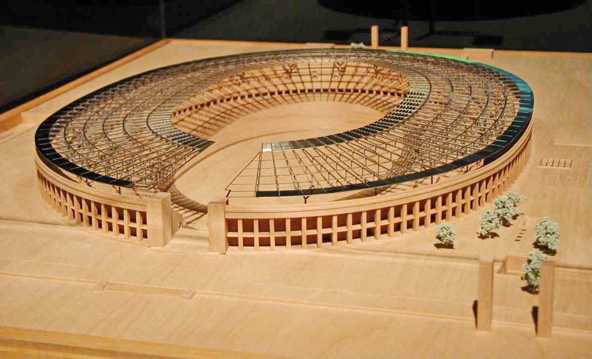 Studie zum Umbau des Berliner Olympiastadions zur Fussball-WM 2006. Der 500 Mio teure Umbau wurde zu einer architektonischen Meisterleistung. Statisch anspruchsvoll gelst der unterbrochene Ring des Glasdachs. Das Foto entstand in einer fr das breite Publikum ffentlichen Ausstellung im Deutschen Sportforum. Das Deutsche Sportforum grenzt nrdlich an das Olympiastadion an. Das Modell war Teil einer Ausstellung welche der Bevlkerung die anstehenden Umbauplne des Olympiastadions erlutern sollte. Foto: Januar 2002