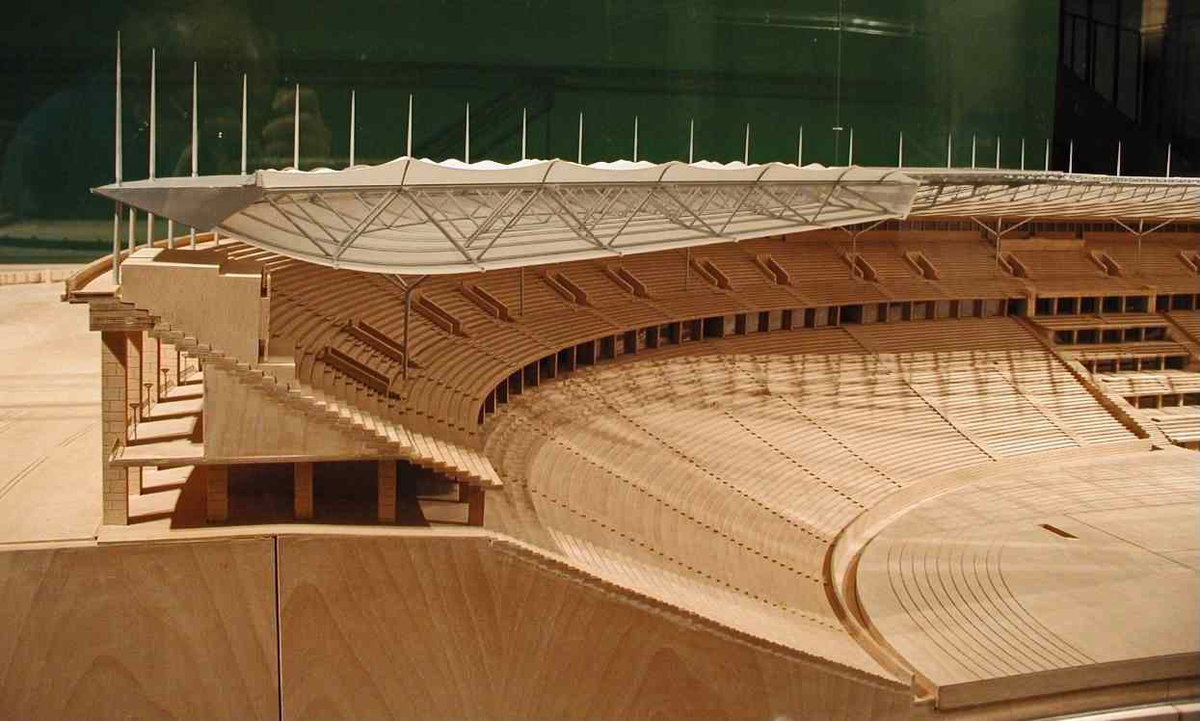 Studie zum Umbau des Berliner Olympiastadions zur Fussball-WM 2006. Der 500 Mio teure Umbau wurde zu einer architektonischen Meisterleistung. Statisch anspruchsvoll gelst der unterbrochene Ring des Glasdachs.  Das Foto entstand in einer fr das breite Publikum ffentlichen Ausstellung im Deutschen Sportforum. Das Deutsche Sportforum grenzt nrdlich an das Olympiastadion an. Das Modell war Teil einer Ausstellung welche der Bevlkerung die anstehenden Umbauplne des Olympiastadions erlutern sollte. Foto: Januar 2002