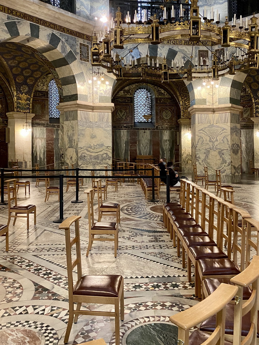 Stuhlanordnung im Dom von Aachen zur Corona Zeit am 09. Oktober 2020.