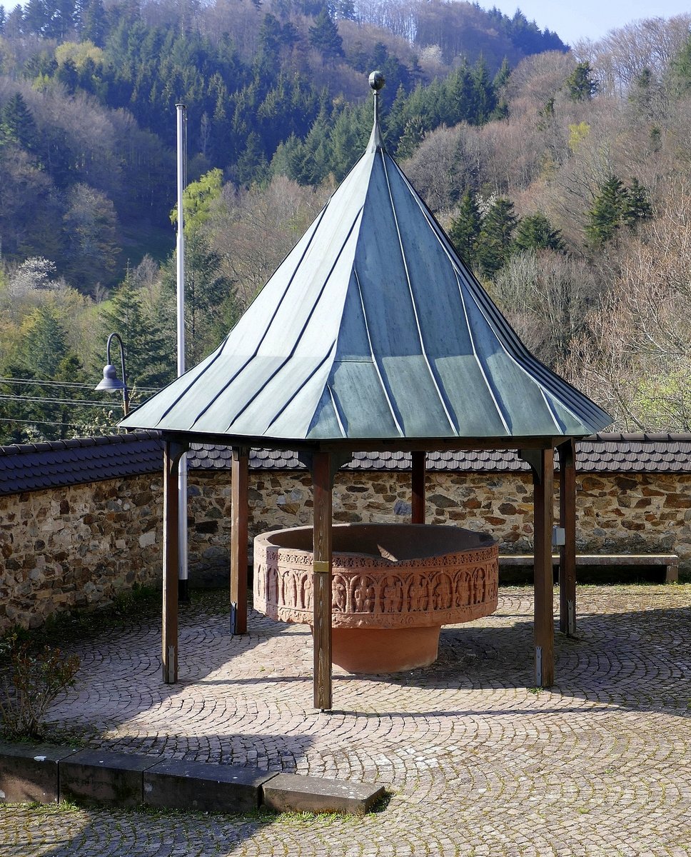 St.Ulrich im Schwarzwald, der romanische Taufstein aus dem 11./12.Jahrhundert neben der Klosterkirche, April 2019