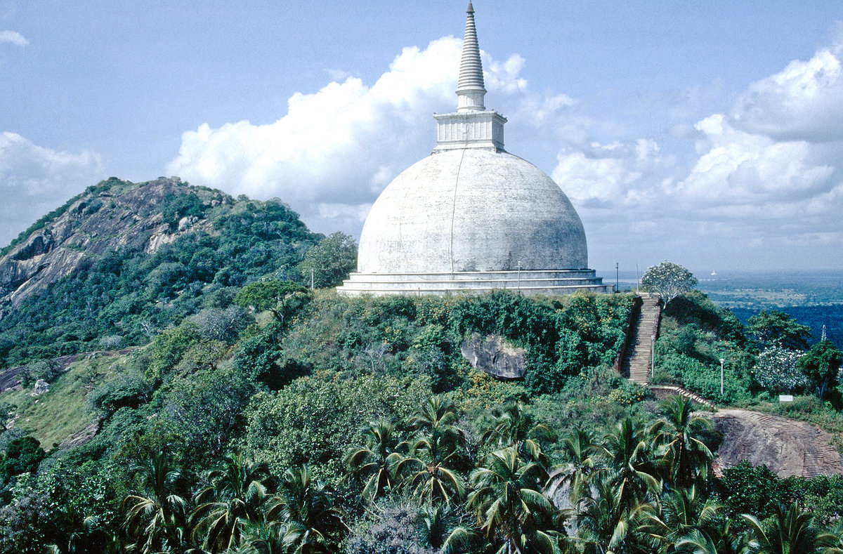 Stupa am buddhistischen Kloster in Mihintale in Sri Lanka. Bild vom Dia. Aufnahme: Januar 1989.
