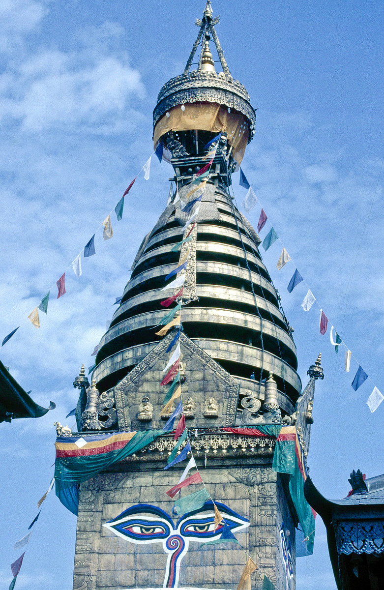 Stupa in Bodnath, ein Vorort im Nordosten von Kathmandu in Nepal.Bild vom Dia. Aufnahme: September 1988.