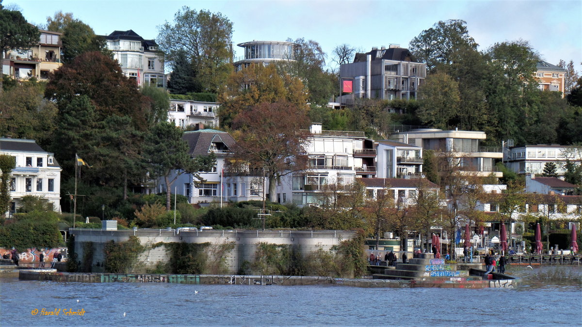 Sturmflut in HH-velgnne Museumshafen am 29.10.2017: das Hochwasser steht dicht unter der Schutzmauerkante des Lfterbauwerks fr den Elbtunnel  (bei  berlaufen des Wassers drfen nur noch Schwimmkundige den Tunnel benutzen, Schwimmflgel sind im Fahrzeug mitzufhren)