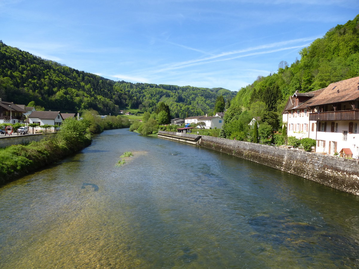 St.Ursanne, Blick fluabwrts von der St.Johannes-Brcke ber den Doubs, Mai 2017