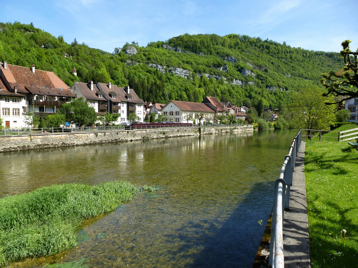 St.Ursanne, Blick flußaufwärts mit der Häuserzeile am rechten Ufer der Doubs, Mai 2017