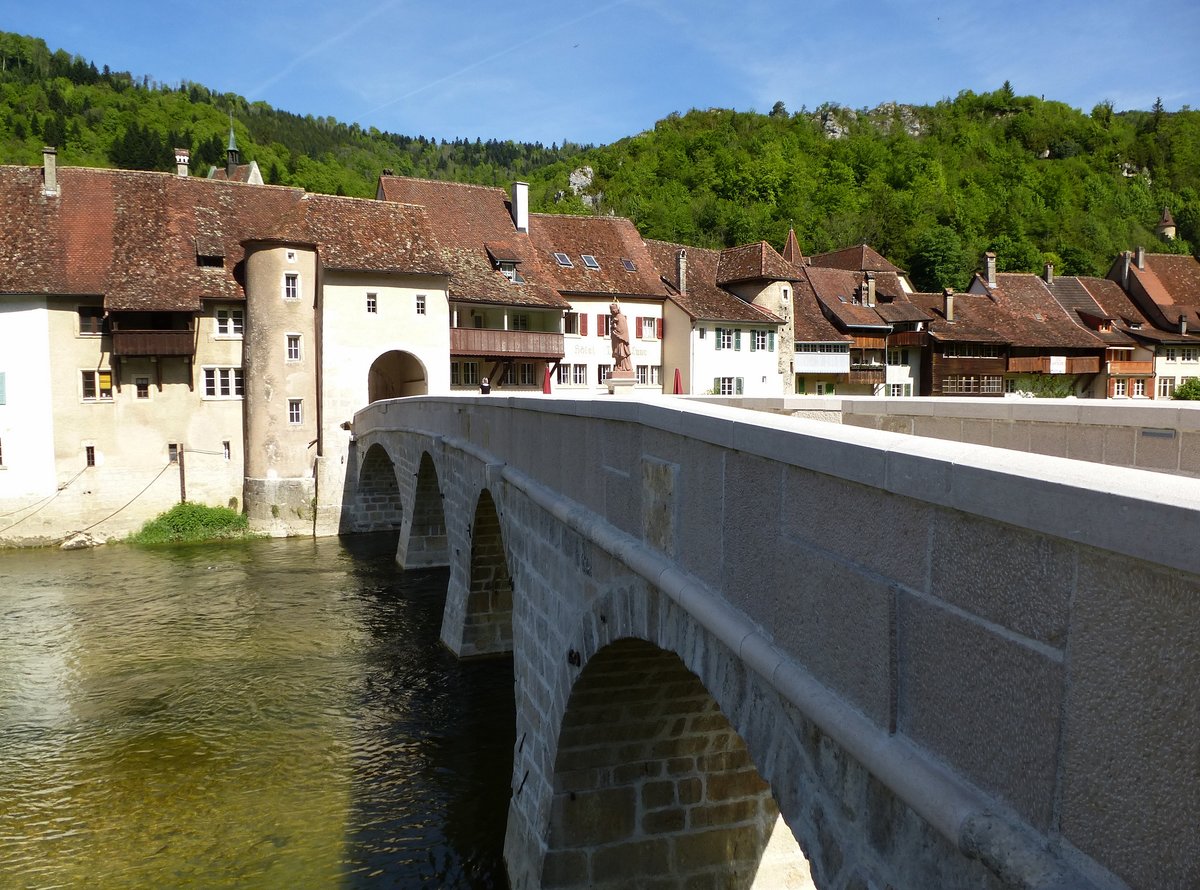 St.Ursanne, Blick vom linken Ufer der Doubs entlang der St.Johannes-Brücke zur Altstadt, Mai 2017