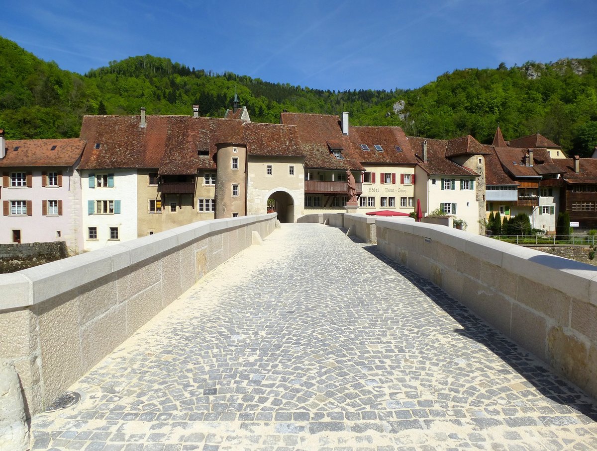 St.Ursanne, Blick über die Brücke zum Stadttor St.Johannes, erbaut 1670, Mai 2017
