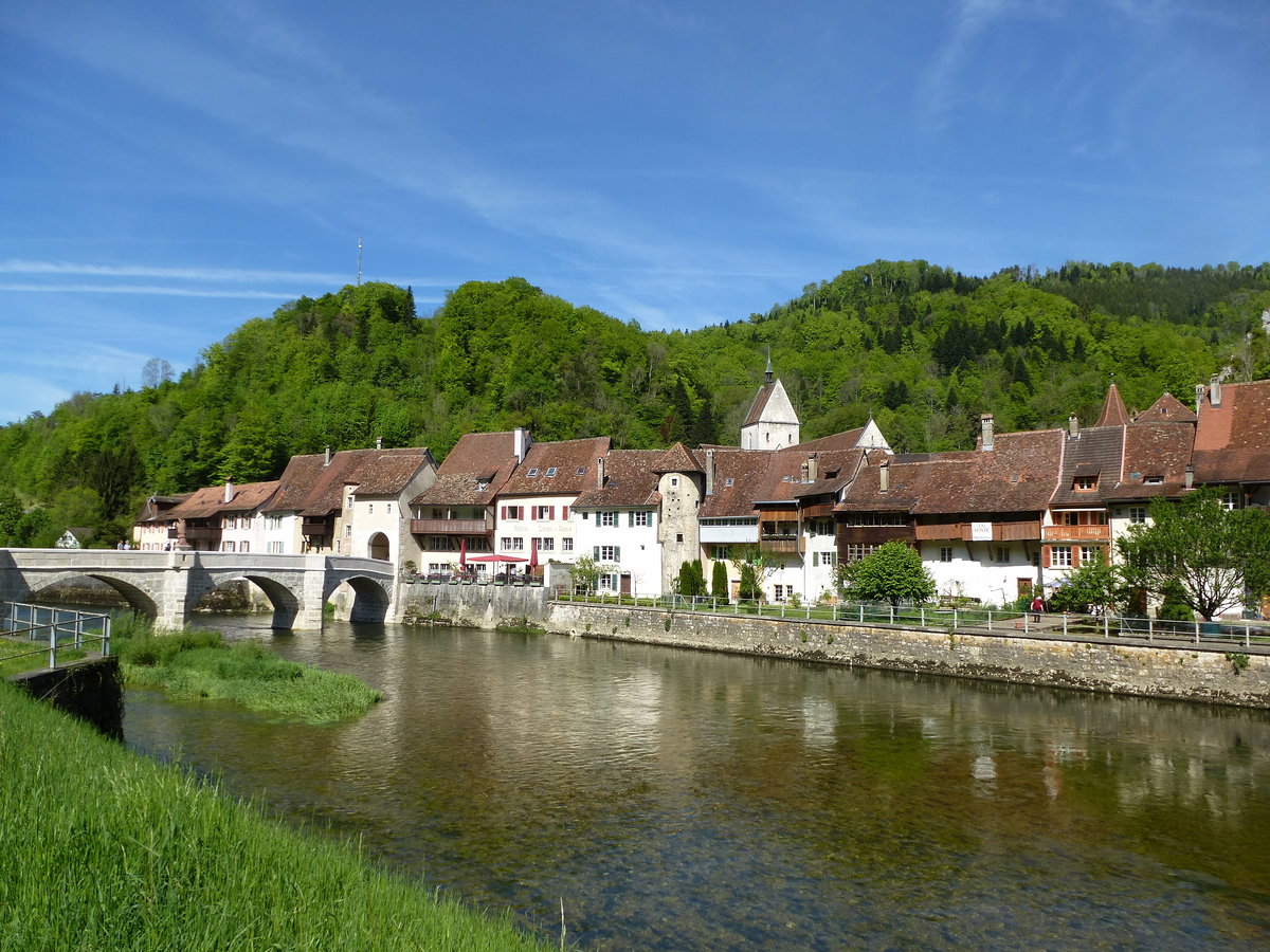 St.Ursanne, Blick ber den Doubs auf die schn gelegene, historische Kleinstadt, Mai 2017