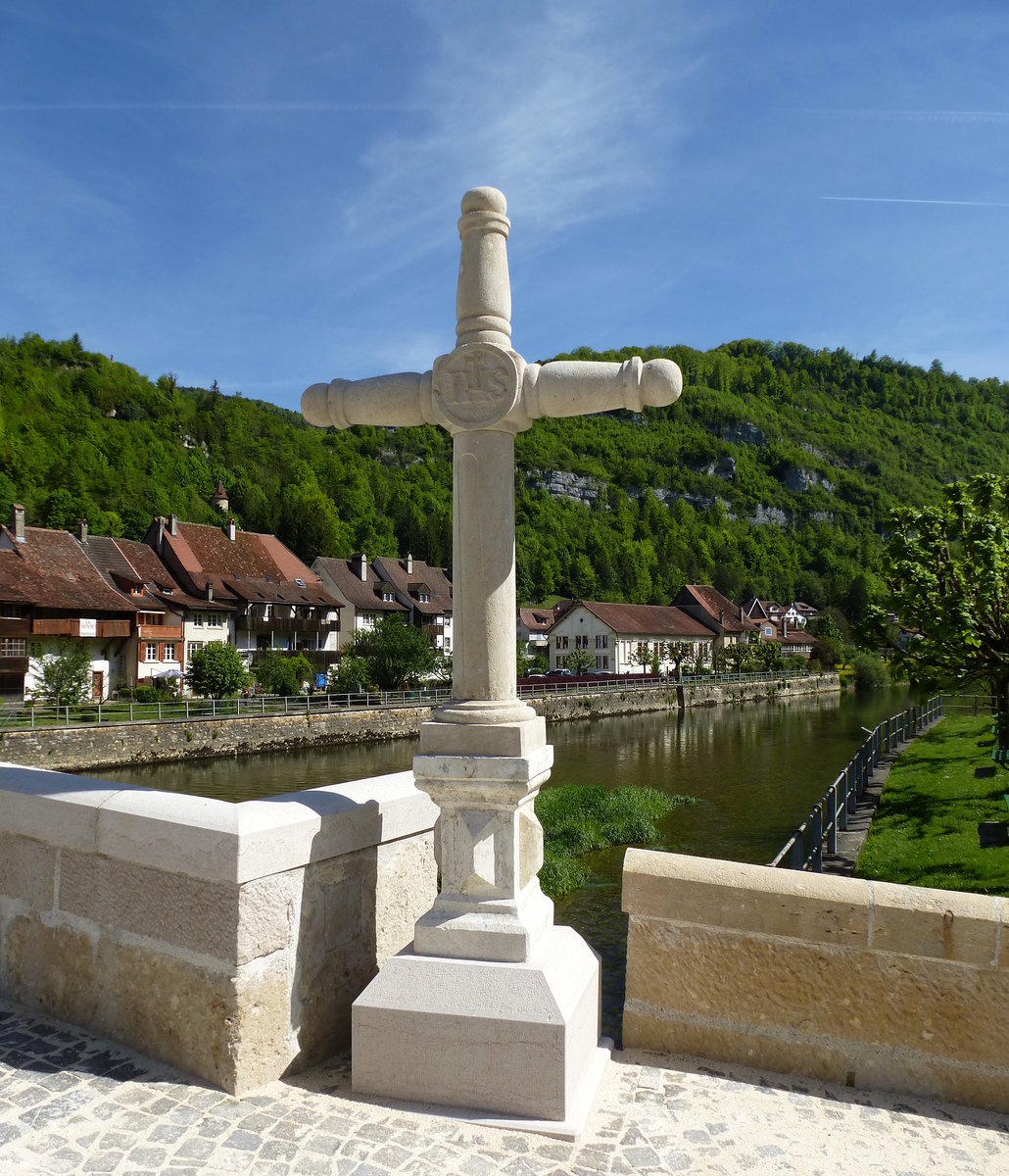 St.Ursanne, das Brckenkreuz an der St.Johannes-Brcke, Mai 2017