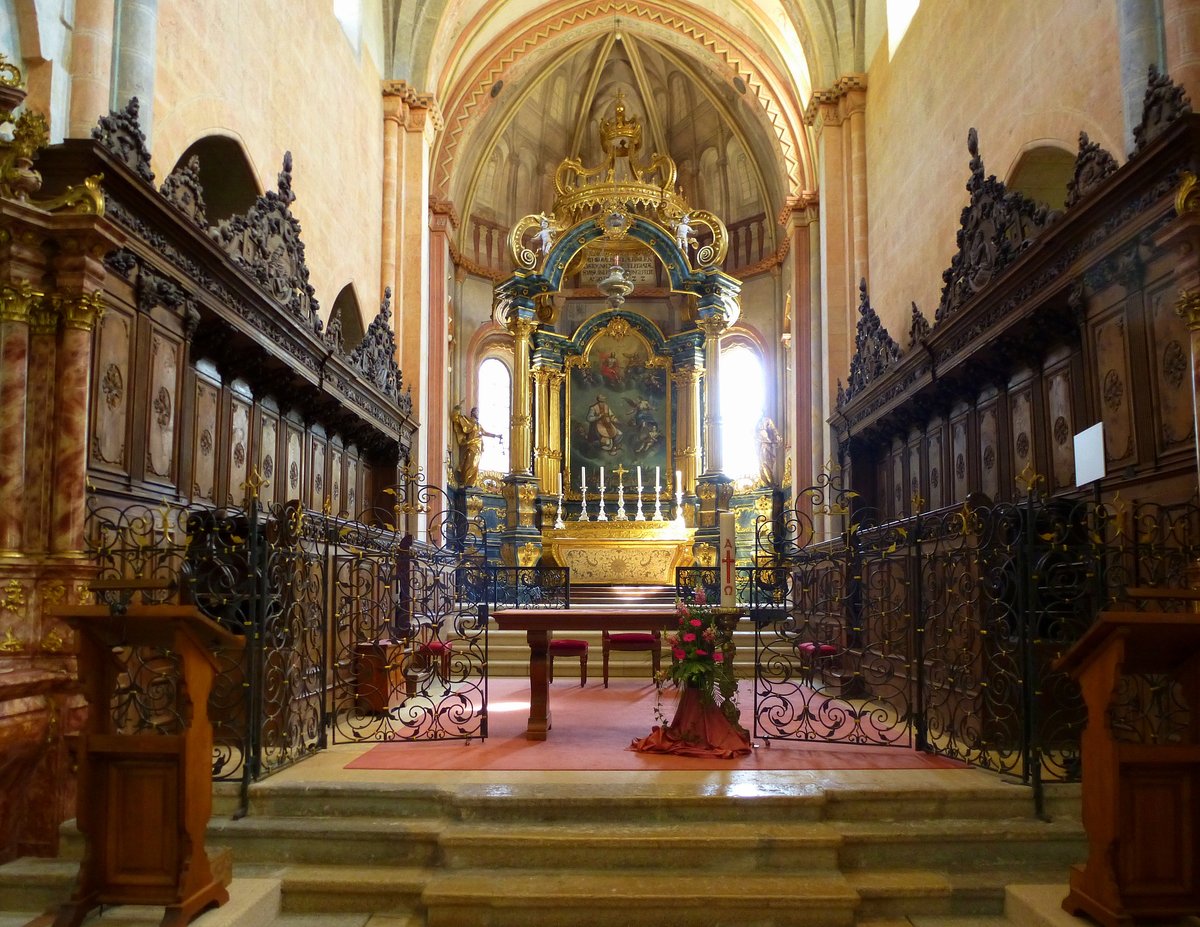 St.Ursanne, der Chorraum mit dem Hauptaltar und dem Chorgesthl in der Stiftskirche, Mai 2017