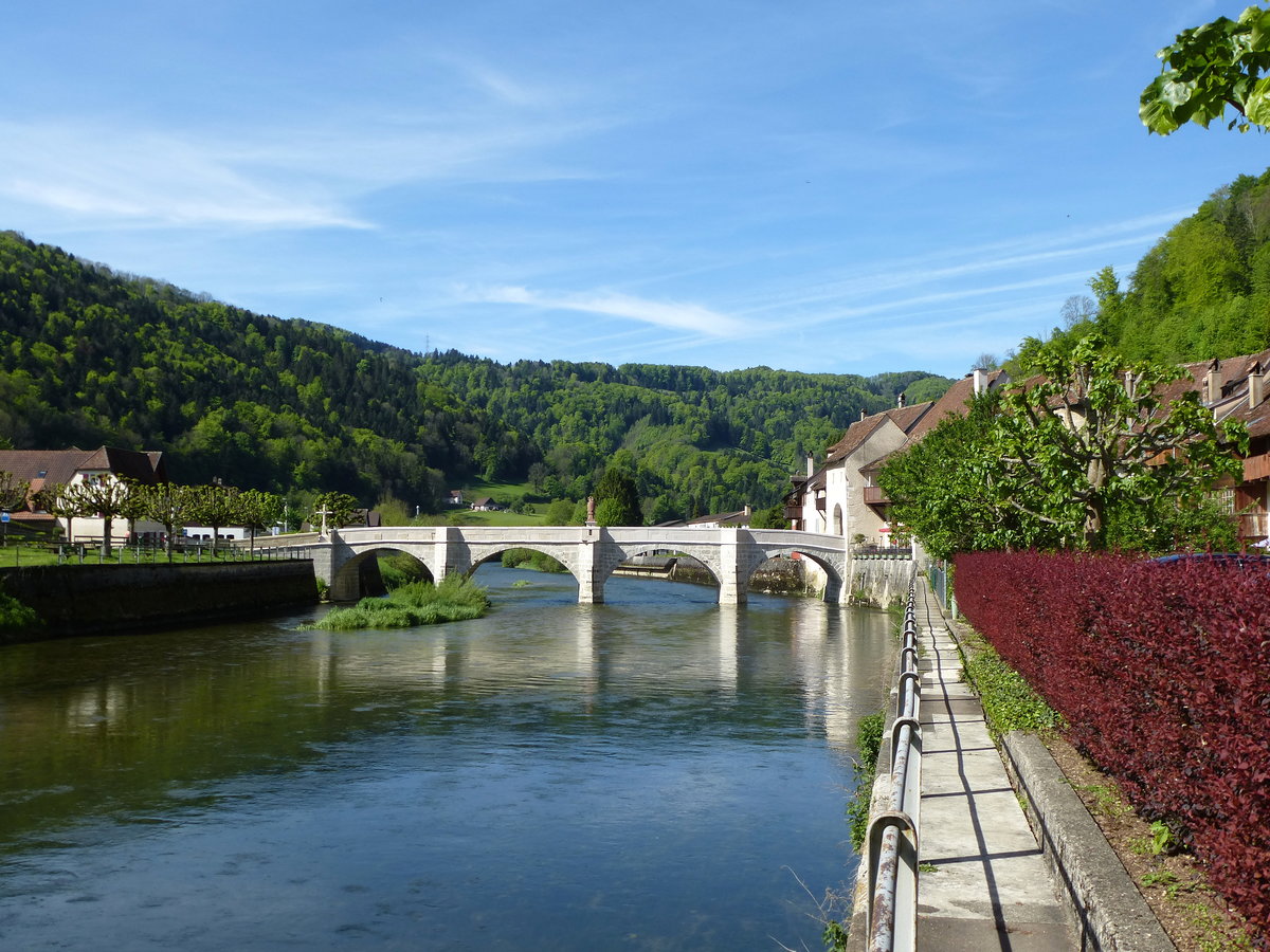 St.Ursanne, die historische Steinbrcke St.Johannes ber den Doubs wurde 1728 erbaut, Mai 2017