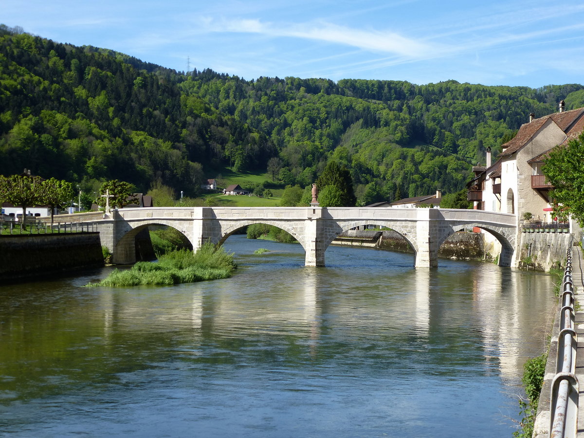 St.Ursanne, die historische Steinbrcke ber den Doubs, erbaut 1728, Mai 2017