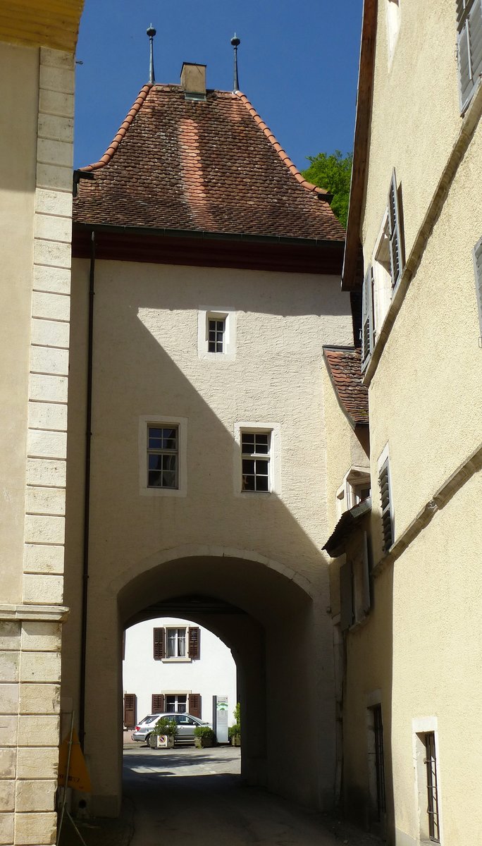 St.Ursanne, das Stadttor St.Paul (Porte Saint-Paul) am Westrand der Altstadt, stadtauswrts gesehen, Mai 2017