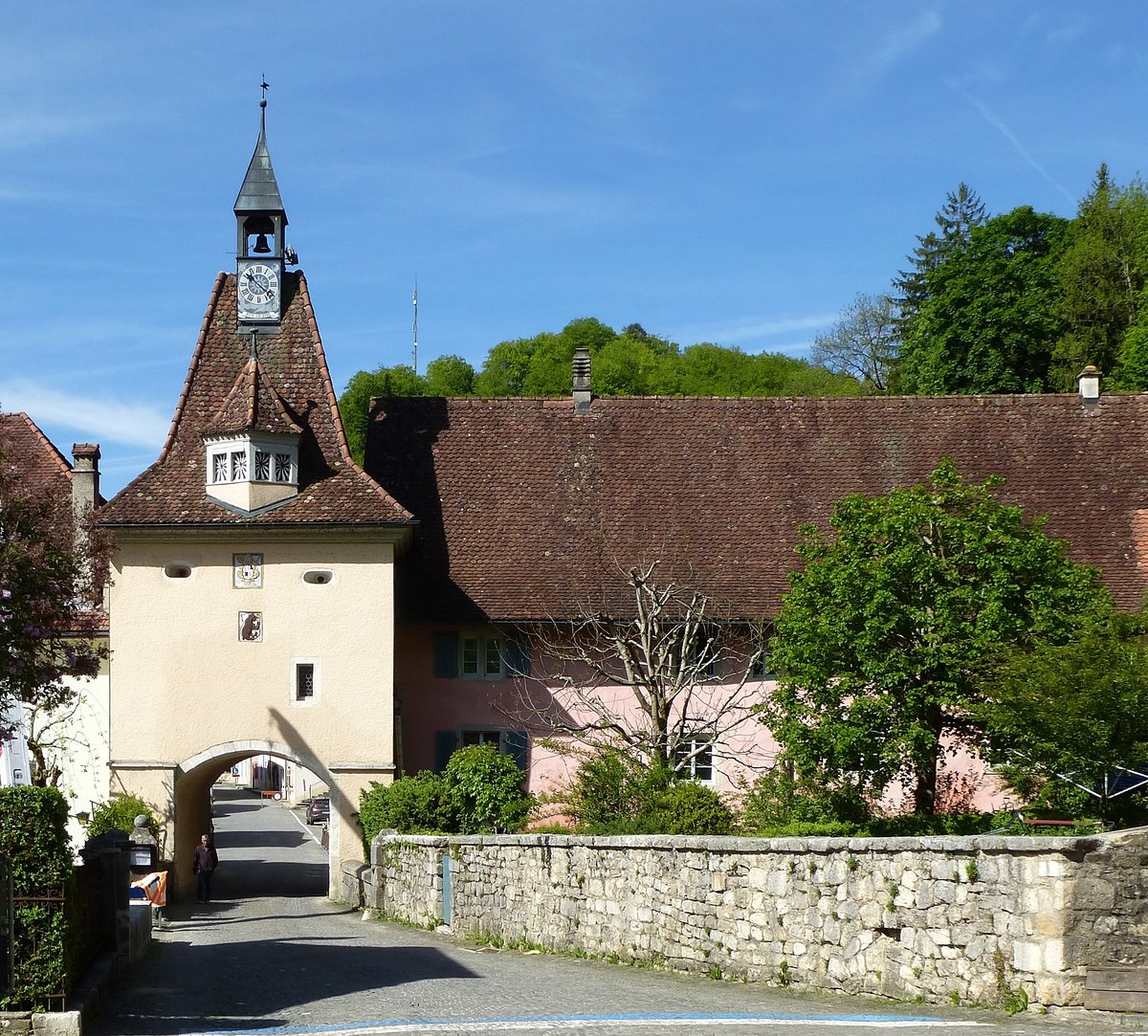 St.Ursanne, das Stadttor St.Peter (Porte Saint-Pierre), stadteinwrts gesehen, Mai 2017