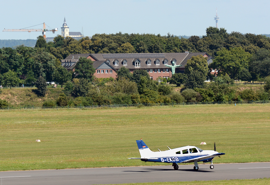 Styler Mission mit der markanten Christus-Statue am Eingang. Im Hintergrund Kloster Michelsberg in Siegburg, im Vordergrund Teil vom Flugplatz Bonn-Hangelar - 17.08.2016