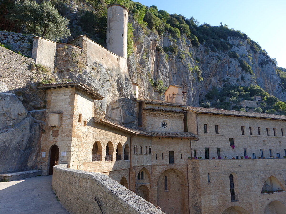 Subiaco, Kloster San Benedetto, erbaut vom 12. bis zum 14. Jahrhundert ber der Einsiedlerhhle des Heiligen Benedikt (19.09.2022)