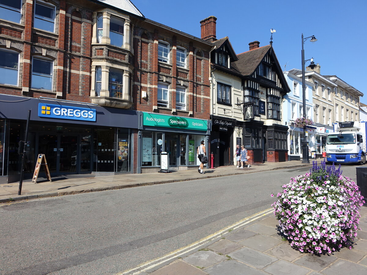 Sudbury, Huser und Geschfte am Market Hill (07.09.2023)