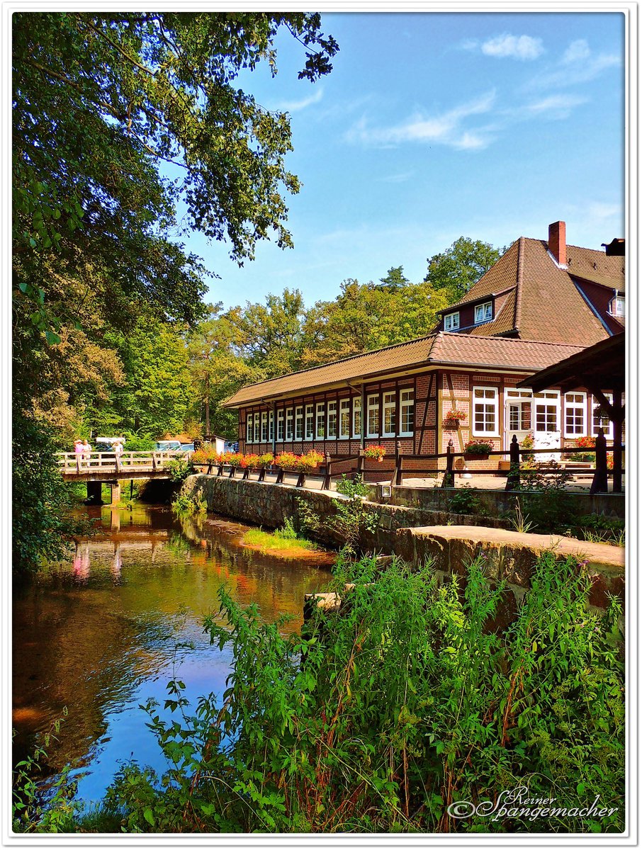 Sudermhlen, die Wassermhle an der  Schmalen Aue , das Mhlrad befindet sich gleich rechts hinter dem Gestrpp. Im Bild das Restaurant zugehrig zur Hotelanlage mit integriertem Reiterhof. Hier kann der Gast mit Pferd anreisen. September 2013.