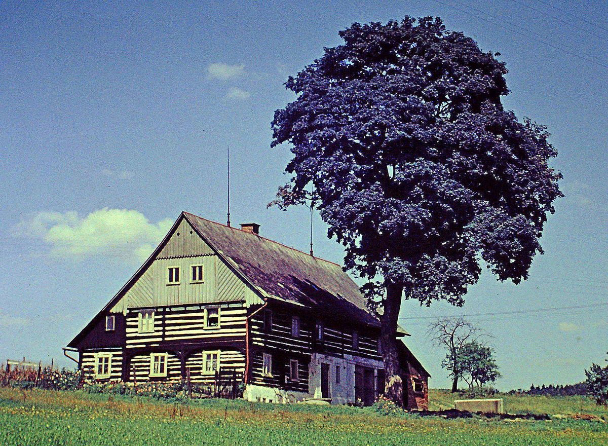 Sudetendeutsches Umgebindehaus im Kreis Aussig (Usti nad Labem), Scan vom Dia, aufgenommen Aug.1963 mit EXA 1a auf ORWO-Film, 