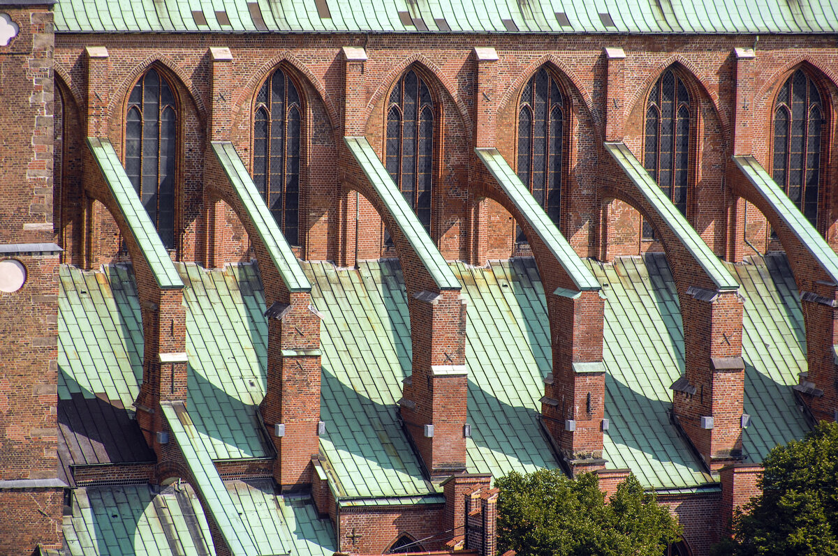Sdansicht der Lbecker Marienkirche mit dem Strebewerk ber dem Seitenschiff. Blick vom Turm der St.-Petri-Kirche. Aufnahme: 21. August 2021.