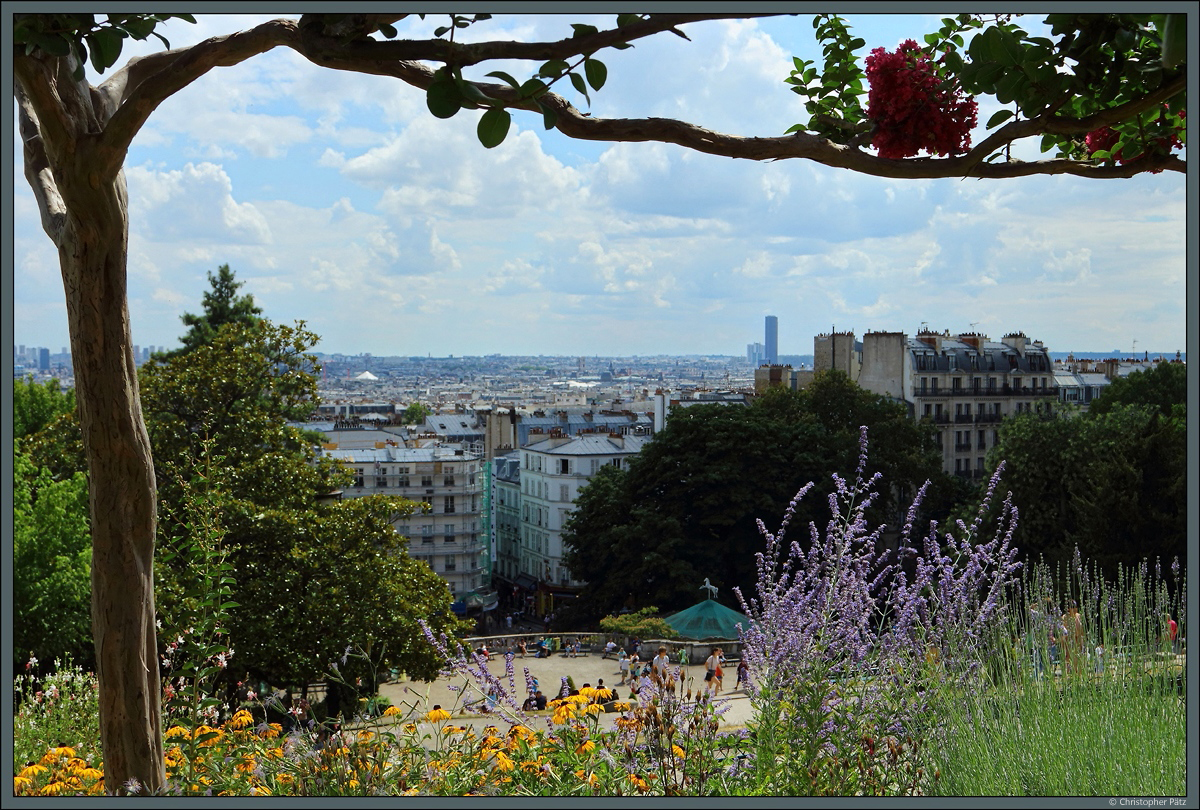 Sdlich des Montmartre erstreckt sich das scheinbar endlose Husermeer von Paris. Deutlich hervor sticht dabei der 210 m hohe Tour Montparnasse, das zweithchste Bauwert von Paris. (17.07.2018)