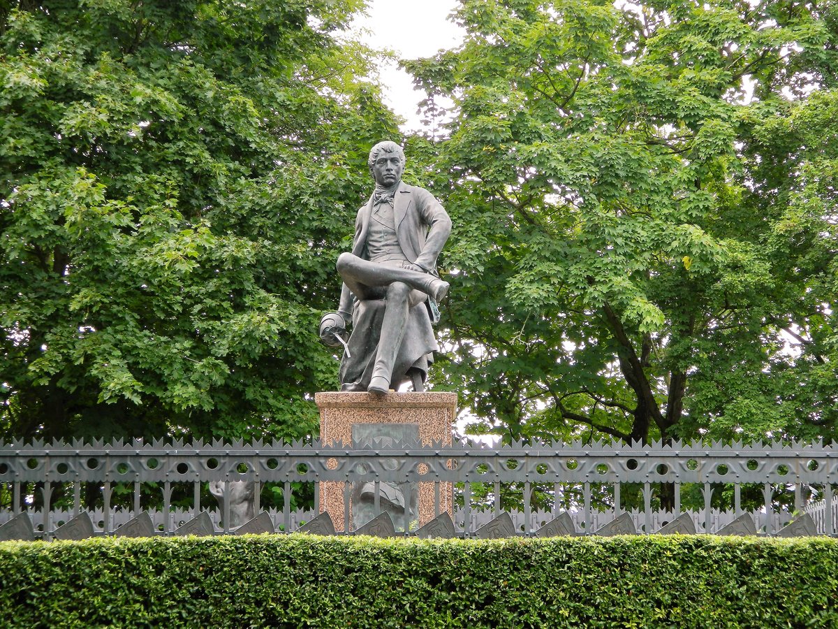 Sdroute der Strae der Romanik: Bad Ksen, Saaleck, Rudelsburg: Das Jung-Bismarck-Denkmal wurde 1895/96 aus Anlass des 80. Geburtstages von Frst Otto von Bismarck errichtet. In den 60er Jahren wurde das Original zerstrt. Seit 2006 befindet sich nun ein Nachguss vor der Rudelsburg. (11.07.2017) 