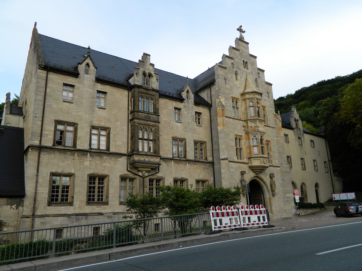 Sdroute der Strae der Romanik: Bad Ksen, OT Schulpforte - Landesschule Pforta des Landes Sachsen-Anhalt. Hier im Bild das Torhaus, erbaut von 1854-1860, direkt an der heutigen B87. Die Historie der Schule geht auf das Jahr 1543 und des Klosters zur Pforte auf das Jahr 1137 zurck. Im 13. Jahrhundert gab es sogar ein Krankenhaus auf dem Gelnde des Klosters. Heute befindet sich hier ein Internatsgymnasium fr begabte Jungen und Mdchen mit den Schwerpunkten Sprache, Musik und Naturwissenschaften. (11.07.2017)