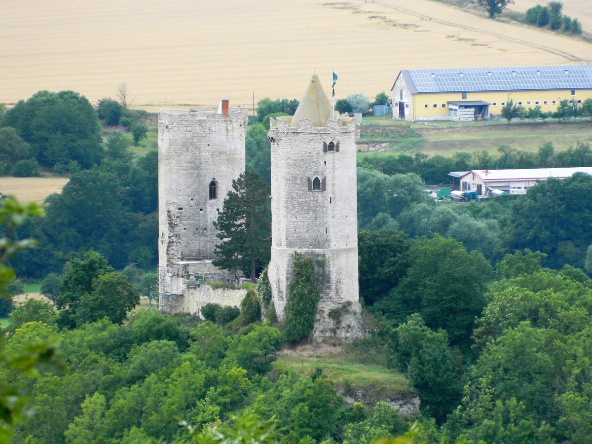 Sdroute der Strae der Romanik: Burg Saaleck im Sden von Sachsen-Anhalt. Die zwei Trme und Teile der Umfassungsmauer knnten aus dem spten 12. Jahrhundert stammen. Im Westturm befindet sich eine Abortanlage und ein Kaminrest. Nur ein paar hundert Meter entfernt ist die Rudelsburg. (11.07.2017) 