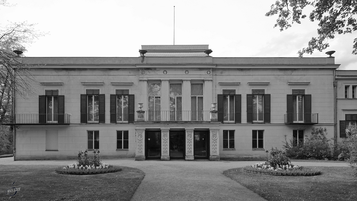 Sdseite des Schlosses Glienicke in seiner klassizistischer Form. (Berlin, April 2018)