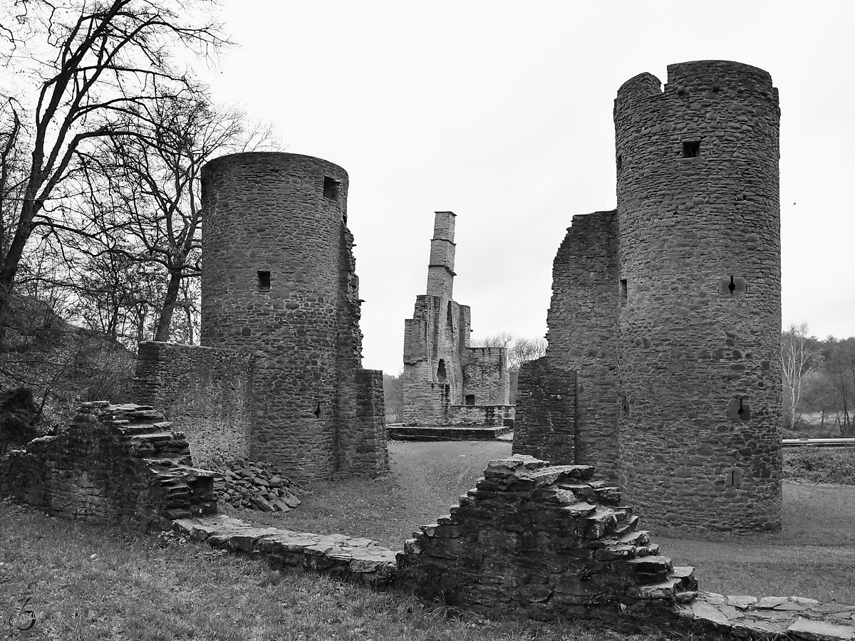 Sdwest- und Sdostturm der einstmals stolzen Burg Hardenstein. (Witten, Dezember 2018) 