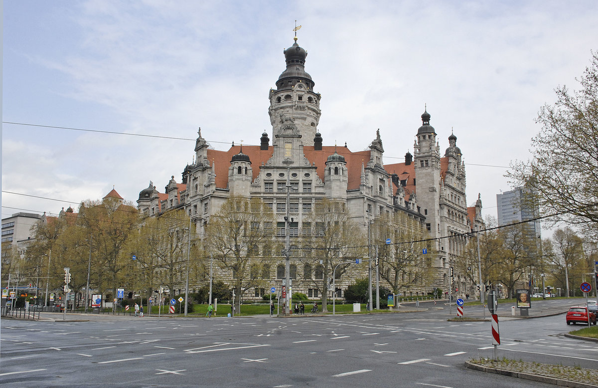 Sdwestansicht des Leipziger Neuen Rathauses. Das Gebude steht innerhalb des Leipziger Innenstadtrings an dessen sdwestlicher Ecke gegenber dem heutigen Bundesverwaltungsgericht am Martin-Luther-Ring.Aufnahme 29. April 2017.