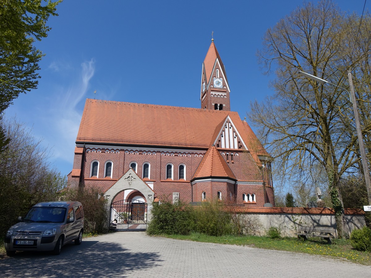 Snzhausen, Pfarrkirche St. Georg, erbaut von 1906 bis 1908 als Blankziegelbau, Architekt Johann Baptist Schott (19.04.2015) 