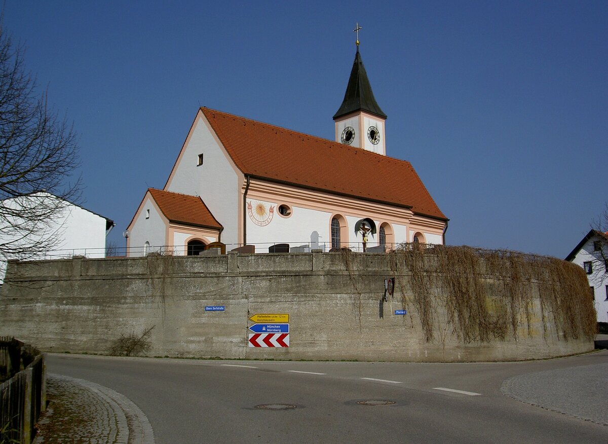 Snzhausen, Pfarrkirche St. Koloman, verputzte Saalkirche mit eingezogenem Rechteckchor und seitlichem Turm, erbaut im 18. Jahrhundert (14.03.2014)