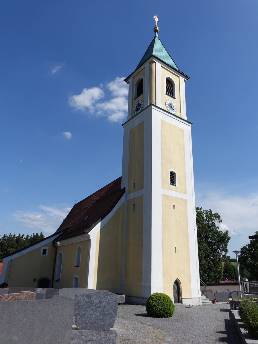 Sssenbach, katholische Expositurkirche St. Jakobus, Saalkirche mit eingezogenem Chor, Walmdach und Fassadenturm mit Spitzdach, erbaut im 14. Jahrhundert, im 18. Jahrhundert barockisiert, Langhaus erweitert 1948 (02.06.2017)