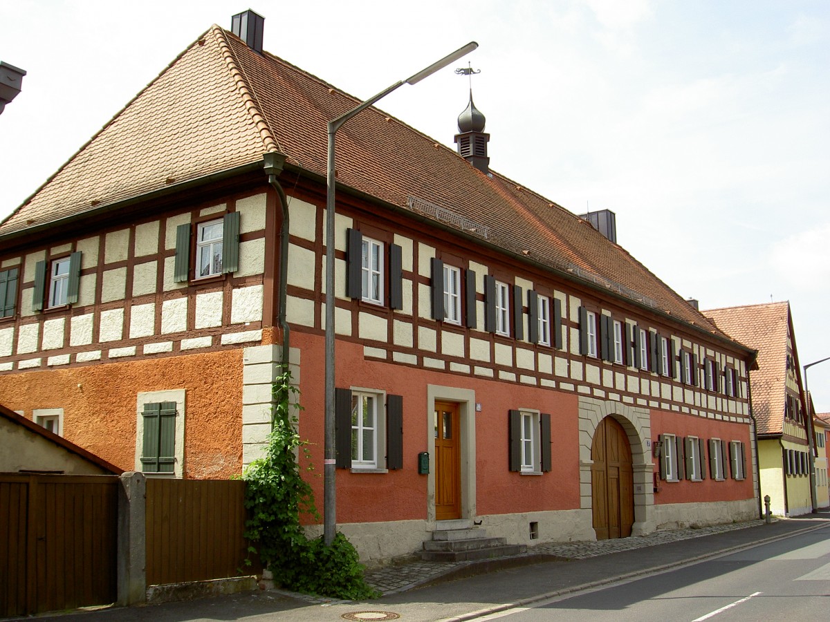 Sugenheim, ehem. Gasthof zur Krone, zweigeschossiger Walmdachbau mit rundbogiger Tordurchfahrt, erbaut 1776 (19.06.2014)