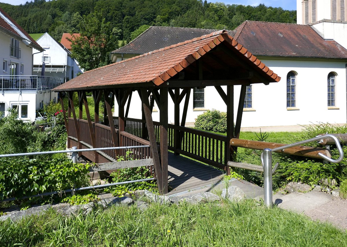 Suggental im Schwarzwald, gedeckte Fugngerbrcke ber den Talbach, Juni 2019