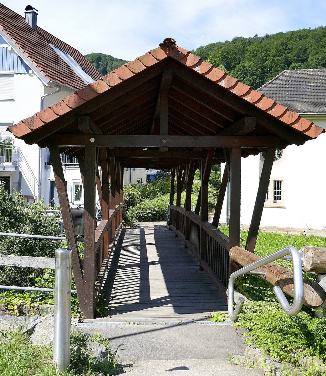 Suggental im Schwarzwald, gedeckte Fugngerbrcke ber den Talbach, Juni 2019