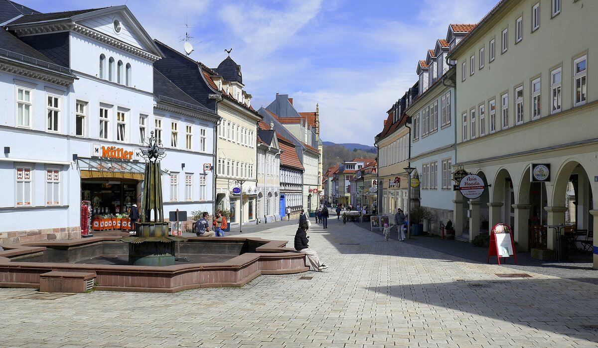 Suhl, Blick von der Kreuzkirche in den Steinweg, Suhls  Einkaufsmeile  und Fugngerzone, April 2024