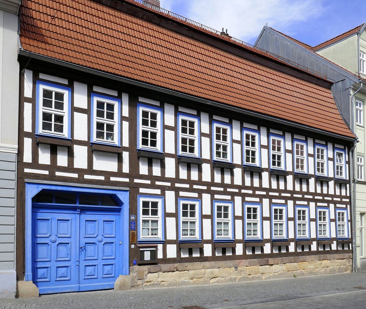 Suhl, das Pfarrhaus der Kreuzkirche, stammt von 1753, Fachwerk mit Thringer Leitermotiv, April 2025