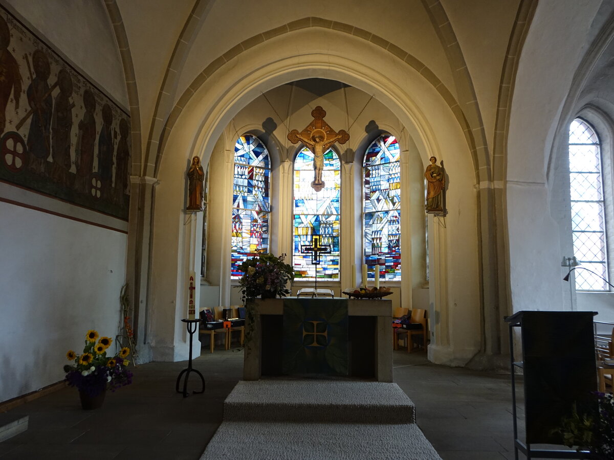 Sulingen, Innenraum der St. Nicolai Kirche, Chorfenster von Gerhard Hausmann von 1966 (07.10.2021)