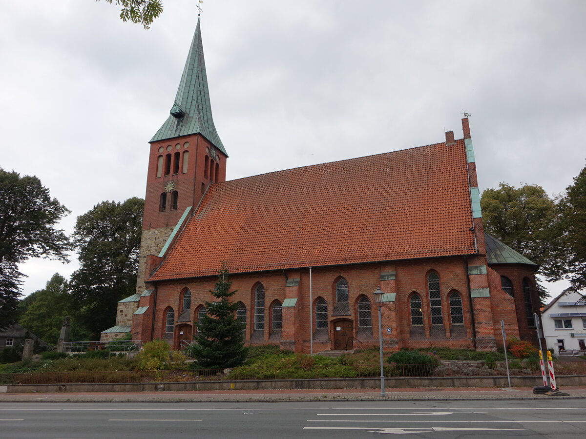 Sulingen, Pfarrkirche St. Nicolai, erbaut ab 1200, einschiffige Feldsteinkirche, 1450 zur Hallenkirche erweitert, neugotischer Umbau im 19. Jahrhundert (07.10.2021)