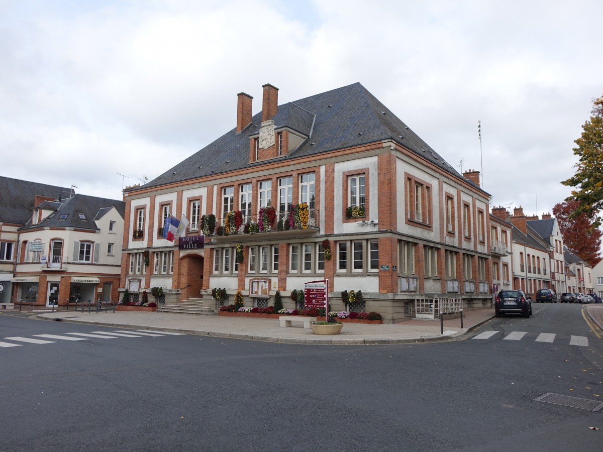 Sully-sur-Loire, Rathaus in der Rue des Deportes (29.10.2015)