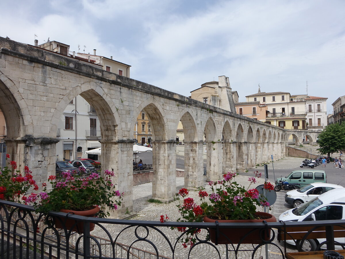 Sulmona, Aqudukt aus 21 Spitzbgen, erbaut im 13. Jahrhundert (26.05.2022)