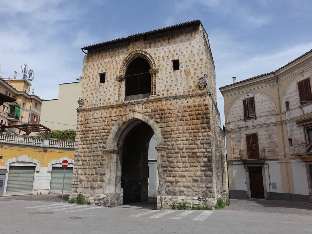 Sulmona, Porta Napoli an der Piazza Vittorio Veneto (26.05.2022)