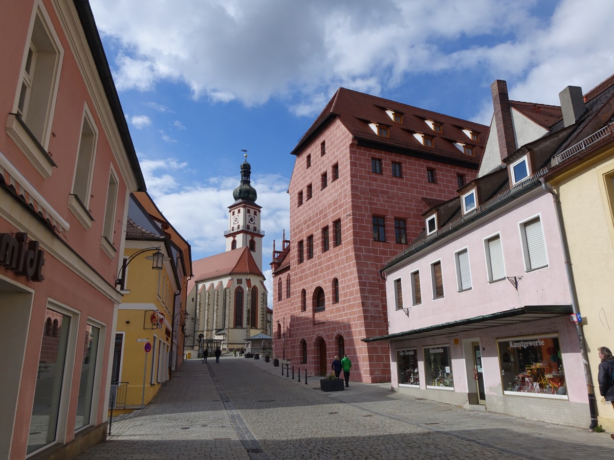 Sulzbach-Rosenberg, Rosenberger Strae mit Rathaus und Stadtpfarrkirche St. Marien (05.04.2015)