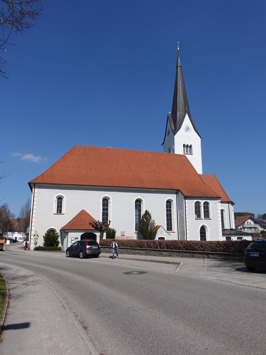 Sulzberg, Pfarrkirche Hl. Dreifaltigkeit, Saalbau mit eingezogenem Chor und nrdlichem Turm mit Spitzhelm, im Kern 15. Jahrhundert, Anbau der Seitenkapellen vor 1493, Erweiterung des Langhauses um 1730 (27.03.2017)