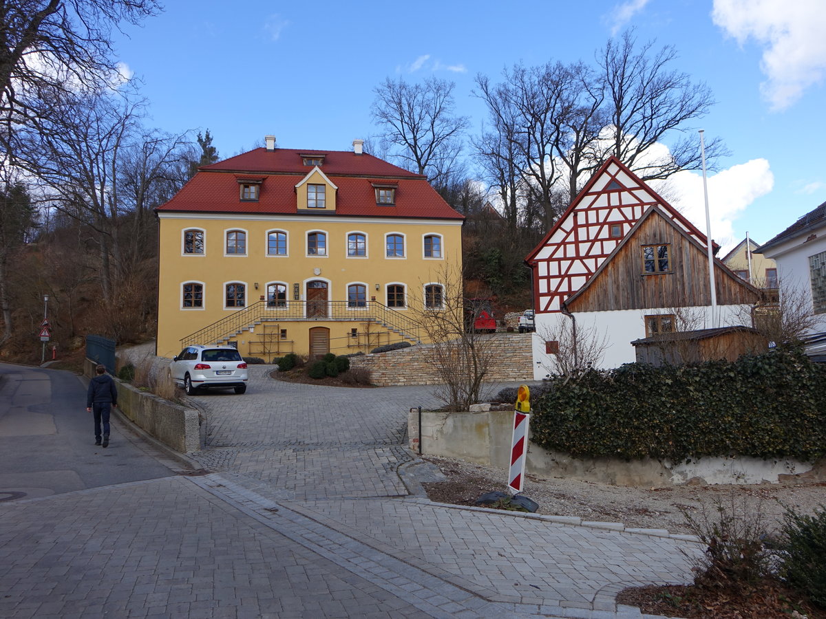 Sulzbrg, sogenanntes Weilhaus, ehemaliges Beamtenhaus des Schlosses, Zweigeschossiger und gestelzter Mansardwalmdachbau mit Freitreppe, erbaut von 1714 bis 1715 (05.03.2017)