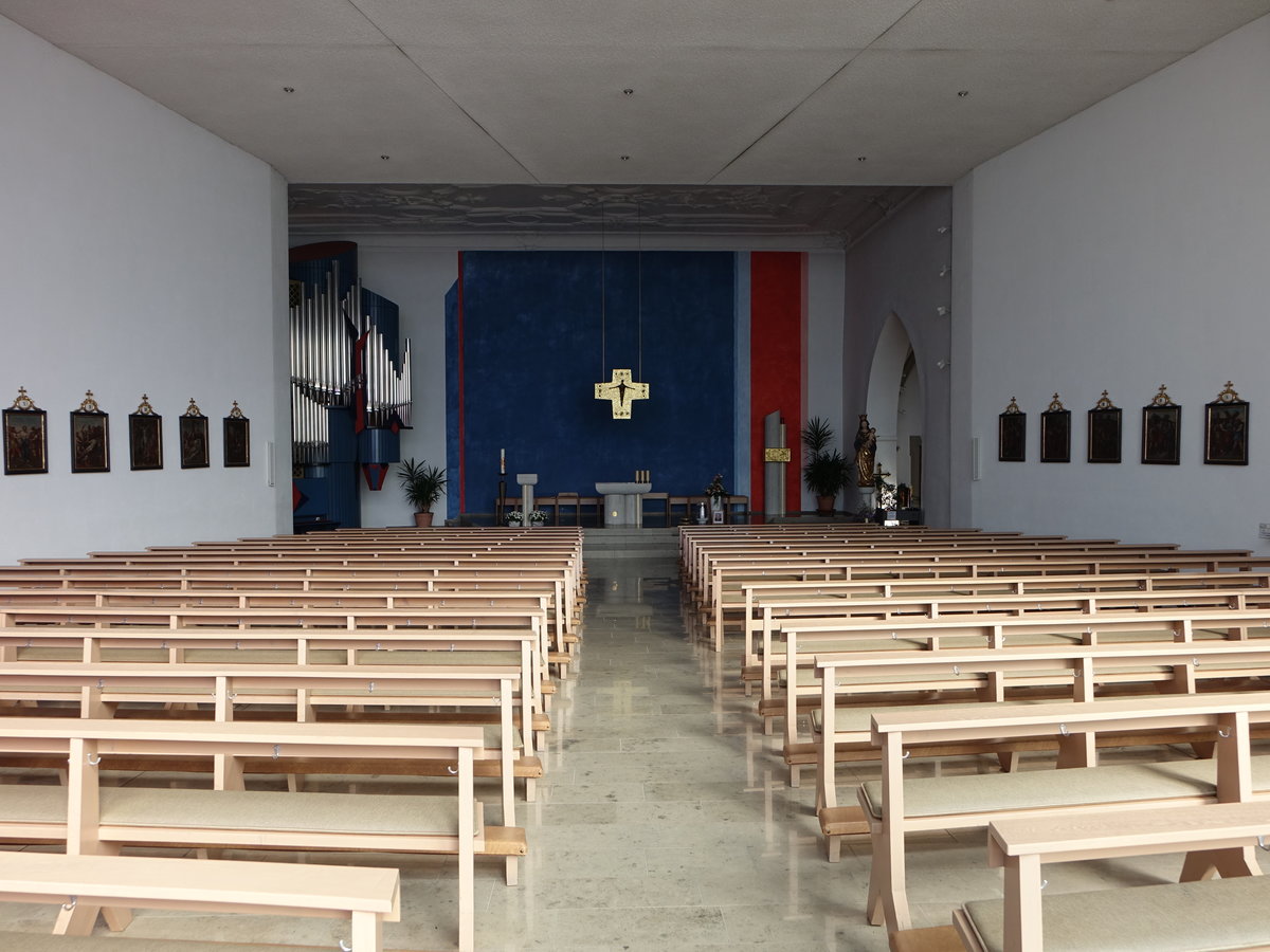 Sulzfeld, moderner Innenraum der St. Bartholomus Kirche (15.10.2018)